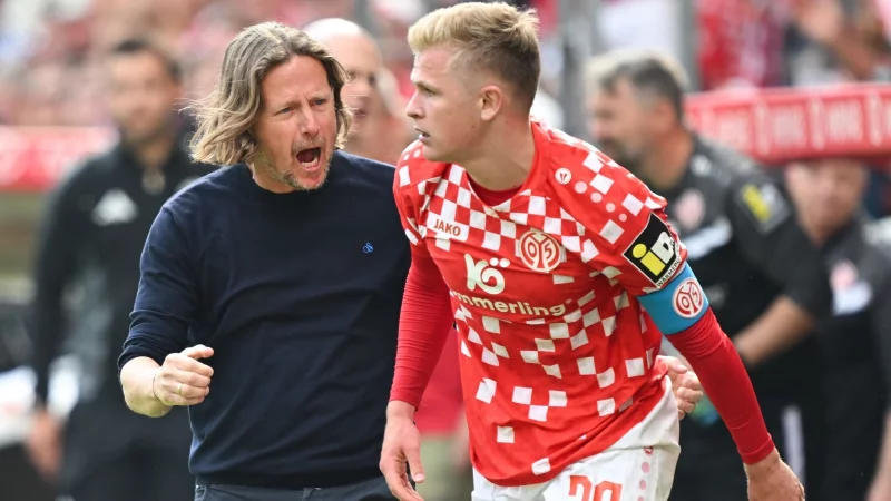 Jonathan Burkardt (rechts) wurde für die Nationalmannschaft nachnominiert - © Arne Dedert/dpa