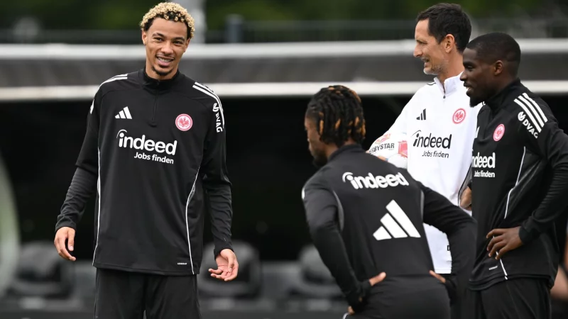 Newcastle United soll an Frankfurts Hugo Ekitiké (l) interessiert sein. - © Arne Dedert/dpa