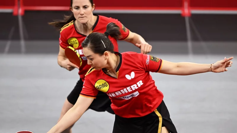 WM-Medaille verpasst: Das deutsche Tischtennis-Doppel Yuan Wan (vorn) und Sabine Winter. - © He Changshan/XinHua/dpa