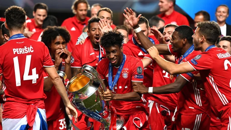 Kingsley Coman mit dem Champions-League-Pokal 2020 in Lissabon. - &copy; Michael Regan/Getty Images via UEFA/dpa
