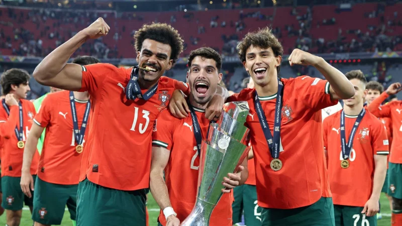 Jubelte vor kurzem noch &uuml;ber den Sieg in der Nations League: Renato Veiga (links). - &copy; Christian Charisius/dpa