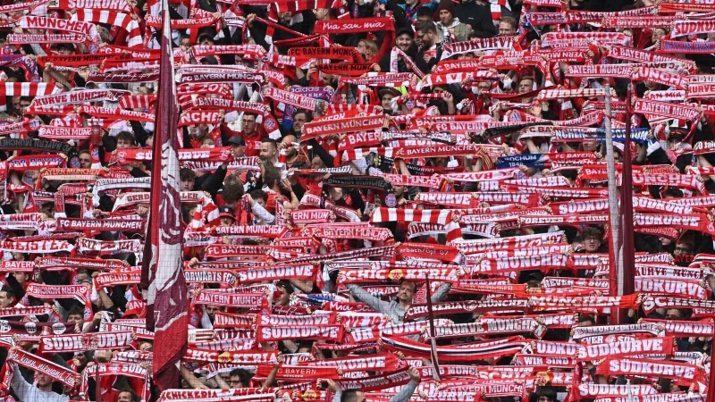 Fans des FC Bayern München - © Peter Kneffel/dpa