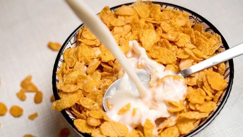 Wer L-Thyroxin einnehmen muss, sollte am Morgen mit dem Verzehr von Milchprodukten eine Weile warten. - © Zacharie Scheurer/dpa-tmn