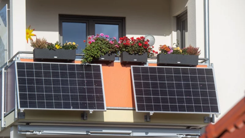 Passenden Standort finden: Wer die Module leicht angewinkelt nach Süden ausrichtet, kann die Stromausbeute deutlich erhöhen. - © Stefan Sauer/dpa/dpa-tmn