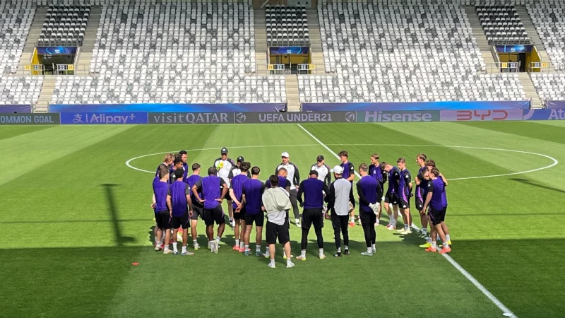 Die deutsche U21 stimmt sich auf das EM-Halbfinale ein. - © Christian Kunz/dpa