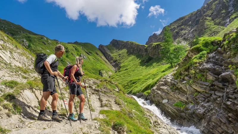 Verschnaufpause am Wildwasser: Wanderer beim Gro&szlig;glockner-Aufstieg. - &copy; Peter Maier/Tirol Werbung/dpa-tmn