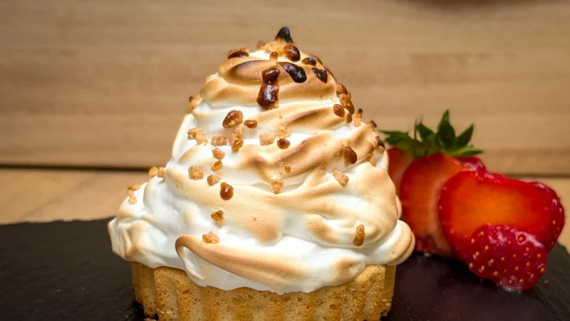 Sieht wie ein Törtchen mit Sahne aus, doch es hat einen eiskalten Kern: Der Eischnee, der hier beim Grillen zum Baiser wird, verhindert als schützende Hülle, dass das Eis im Inneren schmilzt. - © Volker Elm/dpa-tmn