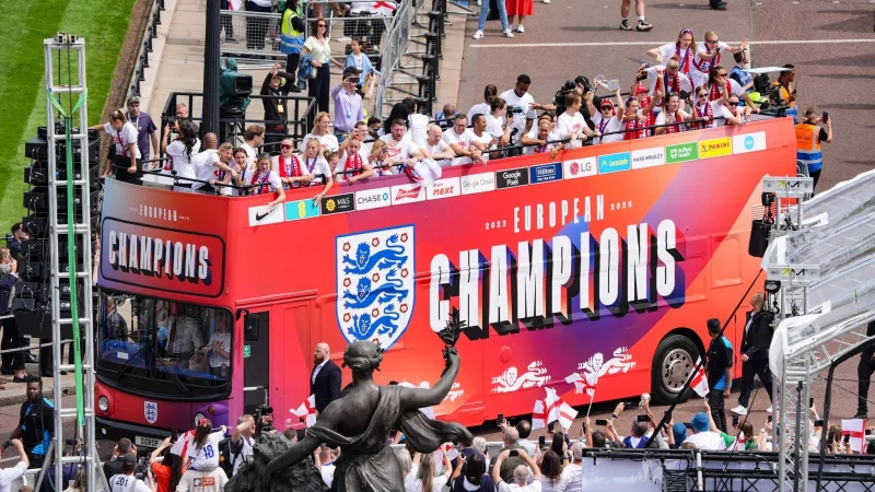 Mit zwei offenen Bussen fuhr das Team &uuml;ber die Prachtstra&szlig;e The Mall. - &copy; Yui Mok/PA Wire/dpa