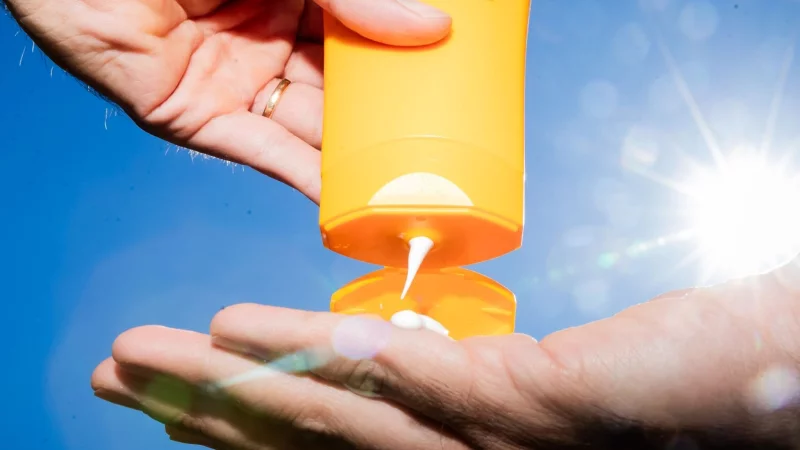 Zwei Discounterprodukte vorn: Die im Test besten Sonnencremes kosten unter vier Euro – und wurden mit „sehr gut“ bewertet. - © Christoph Soeder/dpa/dpa-tmn