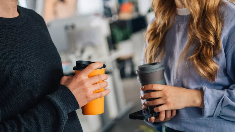 Wie authentisch sein Online-Date in der Realität ist, sollte man schnell in einem persönlichen Treffen checken. - © Zacharie Scheurer/dpa-tmn