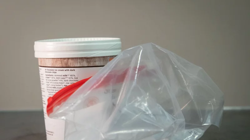 Frisch aus dem Tiefk&uuml;hler und einfach zu l&ouml;ffeln: Bleibt Eis durch einen Gefrierbeutel cremig? - &copy; Christin Klose/dpa-tmn