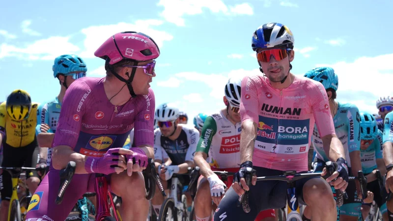 Der Slowene Primoz Roglic (r) verliert das Rosa Trikot des Gesamtf&uuml;hrenden. - &copy; Gianmattia D\\\'alberto/LaPresse via ZUMA Press/dpa