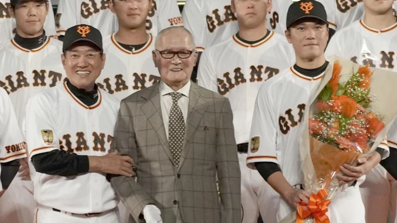 Bis ins hohe Alter blieb Nagashima dem Baseball verbunden. - &copy; -/kyodo-Pool/dpa