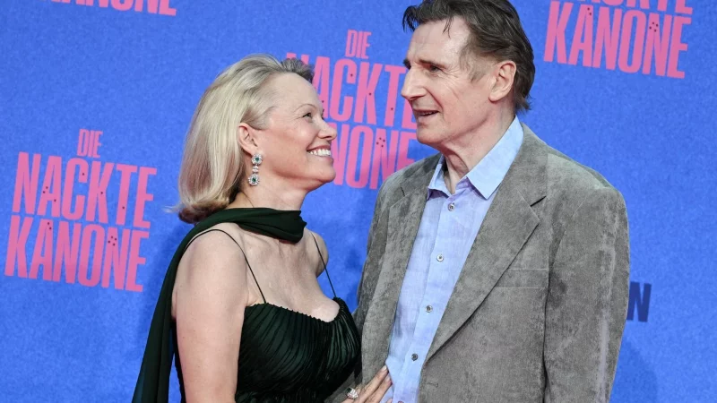 Liam Neeson und Pamela Anderson kamen für die Deutschlandpremiere von «Die nackte Kanone» nach Berlin. - © Jens Kalaene/dpa