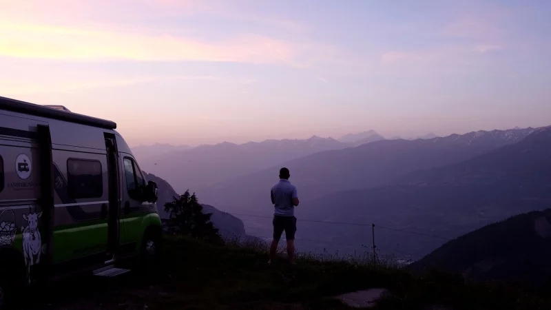Einsame Weite: Wer mit seinem Camper als einziger auf einem abgelegenen Hof übernachtet, hat die Umgebung oft für sich. - © Daniela Pensold/Landvergnügen/dpa-tmn