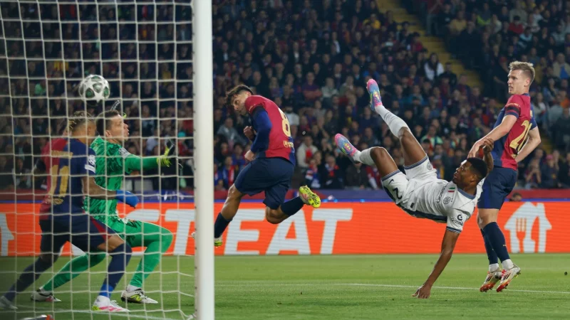 Denzel Dumfries (M) gelang per Seitfallzieher das 2:0 für Inter in Barcelona. - © Joan Monfort/AP/dpa