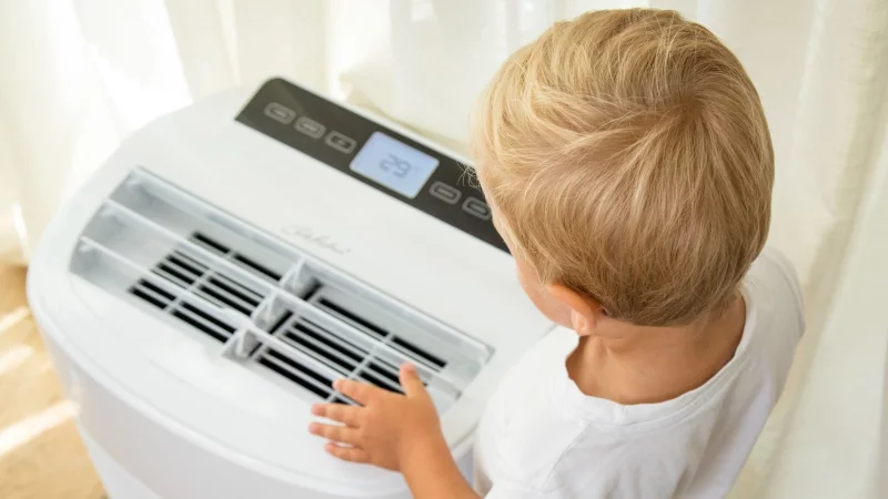 Bei Hitze können mobile Klimaanlagen Abhilfe schaffen. Verivox und Testberichte.de haben die Kosten für über 240 Geräte genauer analysiert. - © Christin Klose/dpa-tmn