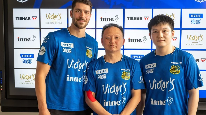 Olympiasieger Fan Zhandong (r) beim 1. FC Saarbrücken zusammen mit Trainer Wang Zhi (M) und seinem Teamkollegen Patrick Franziska. - © Harald Tittel/dpa