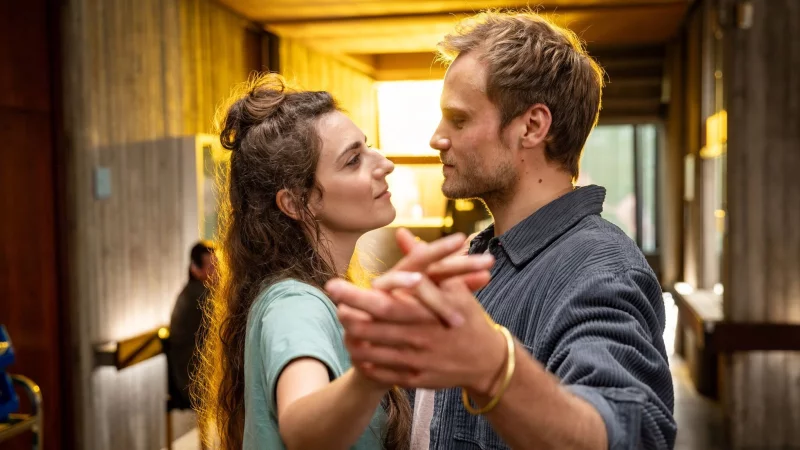 Paul und Mely proben den Brautwalzer. - &copy; Ingo Rasper/ARD Degeto/dpa