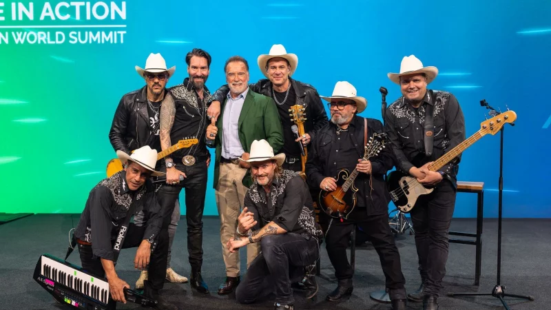 Nach der Song-Präsentation begrüßte Schwarzenegger seine Musiker-Freunde auf der Bühne. - © Mathes Martin/Schwarzenegger Climate Initiative/dpa