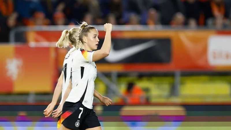 Hat Grund zur Freude: DFB-Kapitänin Giulia Gwinn. - © Toin Damen/dpa