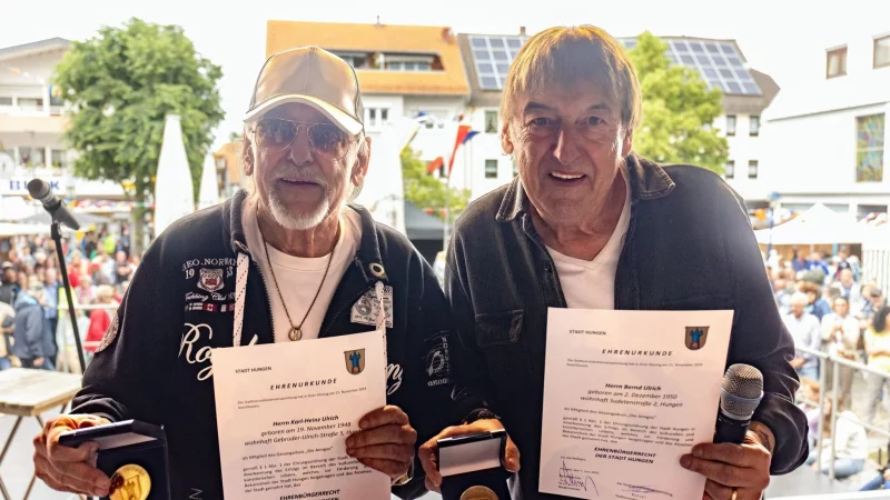 Die Br&uuml;der Karl-Heinz und Bernd Ulrich, besser bekannt als Die Amigos, freuen sich &uuml;ber die Verleihung der Ehrenb&uuml;rgerschaft der Stadt Hungen. - &copy; Christian Lademann/dpa