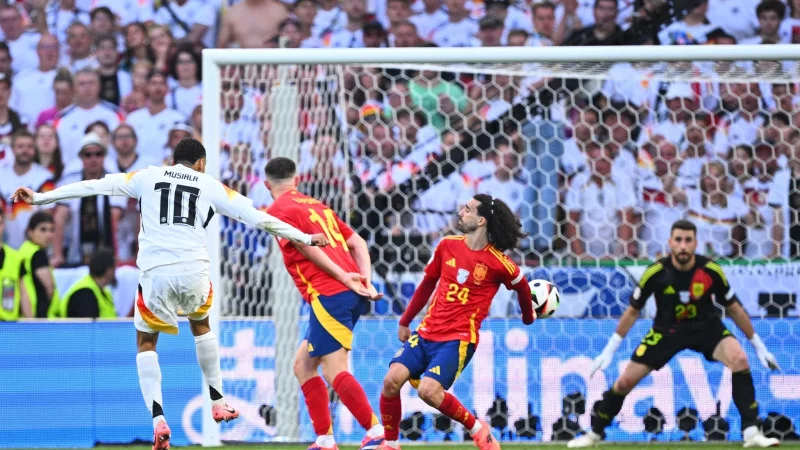 Aufreger der vergangenen EM: Das ungeahndete Handspiel des Spaniers Marc Cucurella. - © Tom Weller/dpa