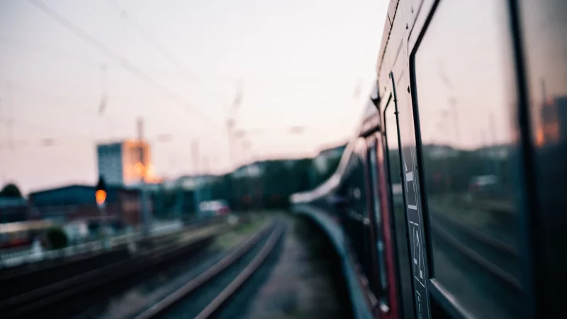 Gut vernetzt reisen: Eine durchgehende Fahrkarte sichert Rechte bei Zugverspätungen oder Ausfällen. - © Zacharie Scheurer/dpa-tmn