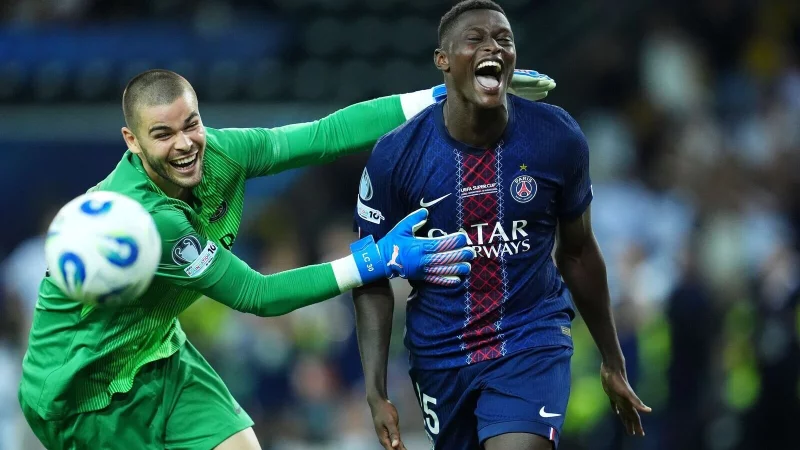 Torwart Lucas Chevalier (l) und Nuno Mendes von Paris Saint-Germain feiern den Supercup-Sieg gegen Tottenham Hotspur. - © Adam Davy/PA Wire/dpa