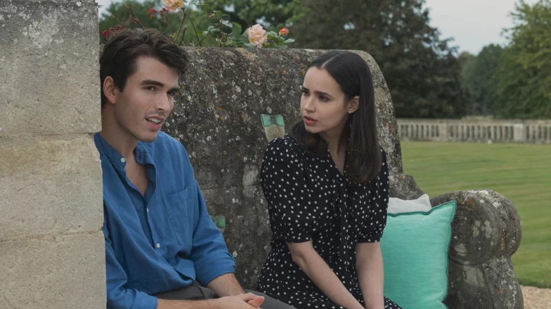 Jamie und Anna lernen sich unter turbulenten Umständen in Oxford kennen. - © Chris Baker/Netflix/dpa