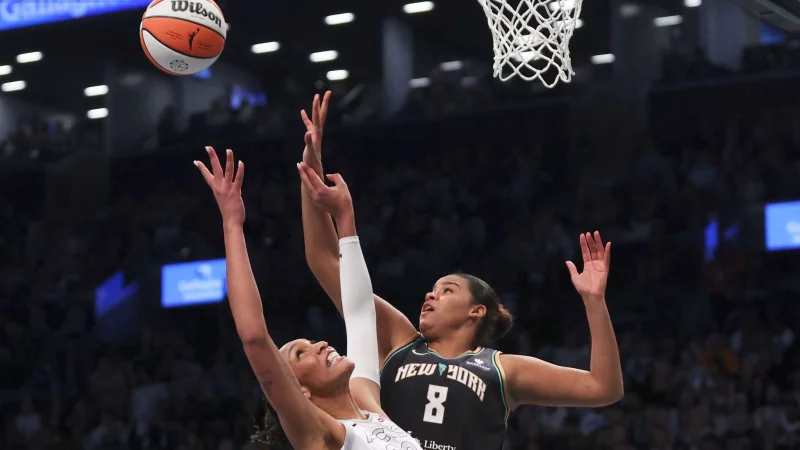 Nyara Sabally (r) und die New York Liberty starteten erfolgreich in die Mission Titelverteidigung. - &copy; Heather Khalifa/AP/dpa
