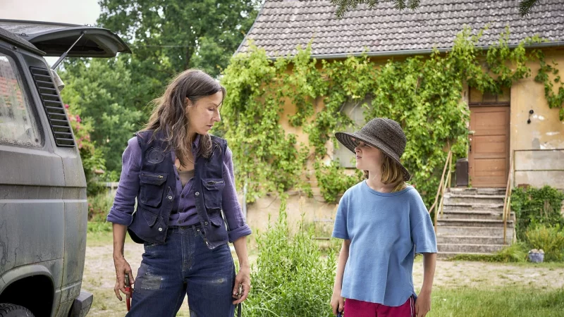 Zu Beginn ist jede Begegnung zwischen Anne (Meret Becker, l) und ihrer Enkelin Tilda (Luise Landau) ein Duell. - © Nik Konietzny/ZDF/Arte/dpa