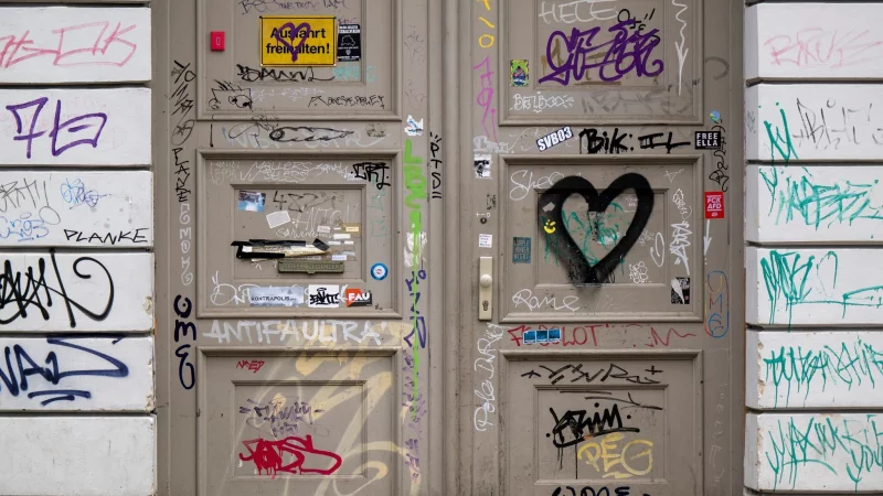 Ist das Kunst oder kann das weg? Bei Wohnungseigent&uuml;mergemeinschaften m&uuml;ssen alle Eigent&uuml;mer die Kosten f&uuml;r die Graffitientfernung tragen. - &copy; Monika Skolimowska/dpa/dpa-tmn