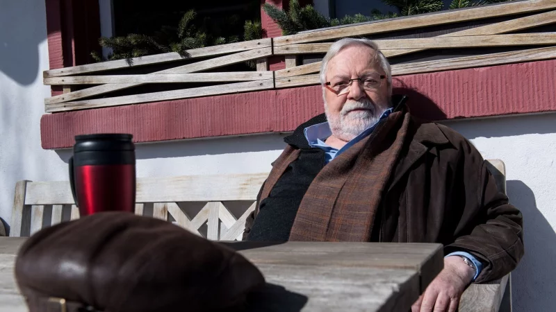 Schauspieler Wolfgang Hepp sitzt bei den Dreharbeiten f&uuml;r die 1000. &laquo;Fallers&raquo;-Folge am Set. 299 Episoden sp&auml;ter wird er ein letztes Mal zu sehen sein. (Archivbild) - &copy; Patrick Seeger/dpa