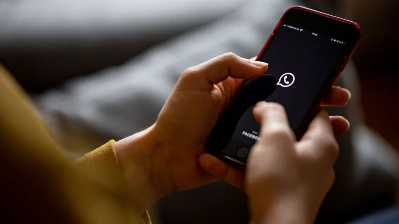 Werbung im Status? Meta schaltet bald personalisierte Anzeigen bei WhatsApp im Bereich «Aktuelles». - © Fabian Sommer/dpa/dpa-tmn