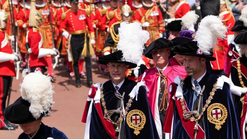 Der britische Prinz Edward (l) und Prinz William kommen Zeremonie des Hosenbandordens. - © Carlos Jasso/Reuters Pool via AP/dpa