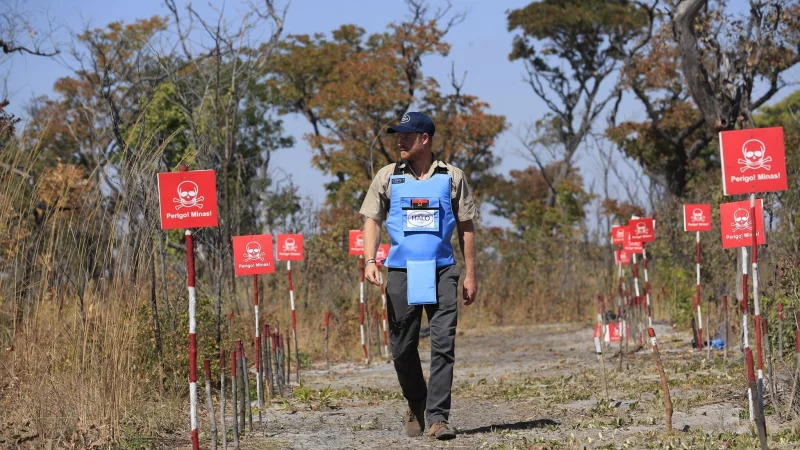 Mit einer ganz &auml;hnlichen Szene hatte Harrys Mutter Prinzessin Diana schon vor beinahe 30 Jahren auf die Gefahr durch Landminen aufmerksam gemacht. - &copy; Ampe Pedro/The HALO Trust /dpa