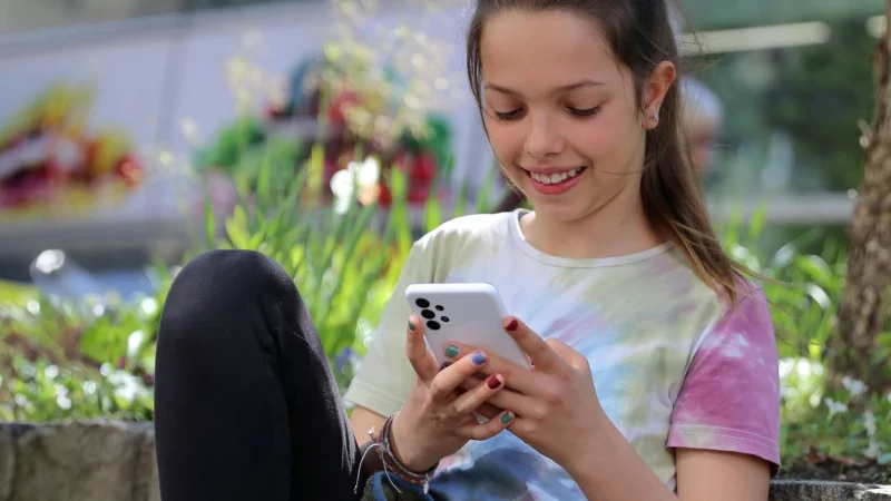 Medienexperten empfehlen den Smartphone-Einstieg frühestens mit elf bis zwölf Jahren. - © Mascha Brichta/dpa-tmn