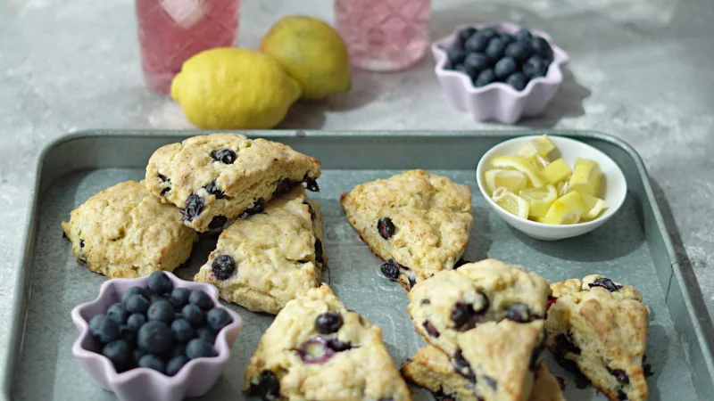 Innen fluffig, außen kross: Die Blaubeer-Scones haben die Form von handlichen Tortenstückchen. - © Mareike Pucka/biskuitwerkstatt.de/dpa-tmn