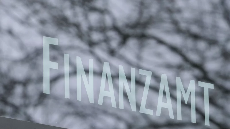 Zur Abgabe einer Steuererklärung verpflichtet? Dann kann das Finanzamt bei Fristversäumnis einen Verspätungszuschlag erheben. - © Bernd Weißbrod/dpa