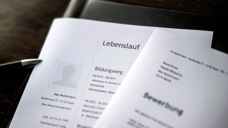 Keine Reaktion nach der Bewerbung? Wer keine Rückmeldung bekommt, darf - und sollte - nachhaken. - © Sina Schuldt/dpa/dpa-tmn