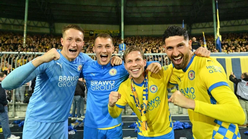 Kritisiert den eigenen Verein: Braunschweigs Sven K&ouml;hler (2. v.l.), zusammen mit Ron-Thorben Hoffmann, Lino Tempelmann und Fabio Kaufmann nach der erfolgreichen Relegation gegen den 1. FC Saarbr&uuml;cken. - &copy; Swen Pf&ouml;rtner/dpa