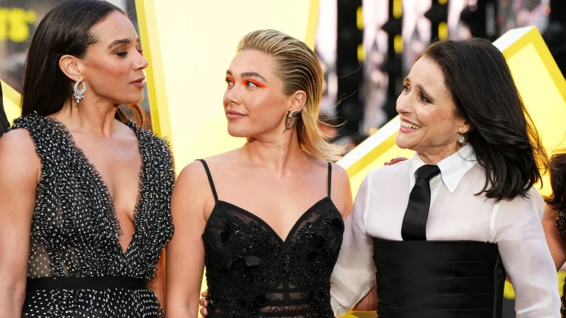 Die Schauspielerinnen Hannah John-Kamen (l-r), Florence Pugh und Julia Louis-Dreyfus kommen zu einer Vorführung des Films «Thunderbolts» in London zusammen. (Archivfoto) - © Scott A Garfitt/Invision via AP/dpa