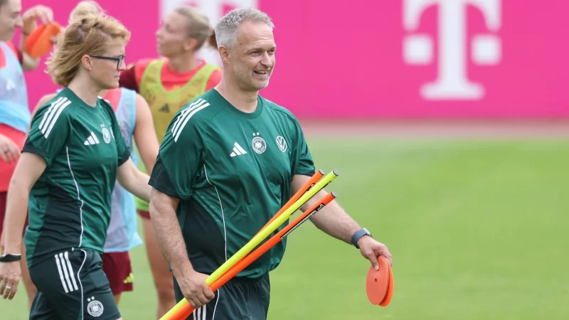 Letzte Vorbereitung auf die EM: Christian Wück und die DFB-Frauen. - © Daniel Löb/dpa