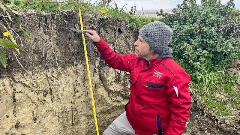 Gernot Bodner ist Bodenforscher. - &copy; Giczymedia/ZDF/ORF/dpa