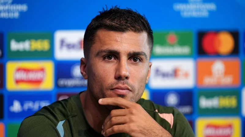 Rodri hat nach seinem Kreuzbandriss erneut Verletzungsprobleme. - © Martin Rickett/PA Wire/dpa