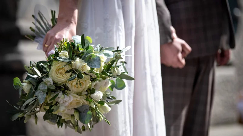 Wer nachhaltig heiraten m&ouml;chte, kann auch die G&auml;ste einbeziehen &ndash; etwa beim Organisieren von Deko oder Geschirr. - &copy; Sina Schuldt/dpa/dpa-tmn