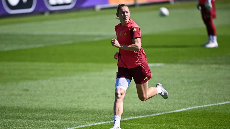 Sara Linder beim Lauftraining mit Bandage. - © Sebastian Christoph Gollnow/dpa