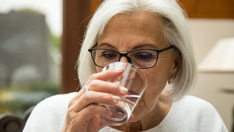 Mundtrockenheit? Ausreichendes Trinken und kauintensive Lebensmittel f&ouml;rdern die Speichelbildung. - &copy; Christin Klose/dpa-tmn