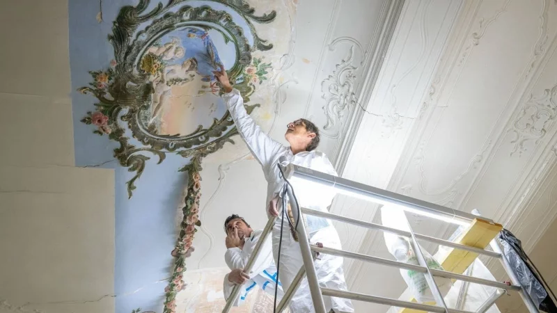 Unter Farbschichten entdeckt: ein farbig gefasstes Medaillon. - &copy; --/Ville D'aix-En-Provence/dpa